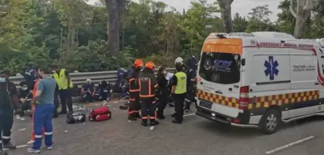 巴士撞翻、汽车撞毁，22人受伤入院
