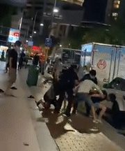 年輕男女當街群毆，驚動警方到場！7男子被捕，2人送院