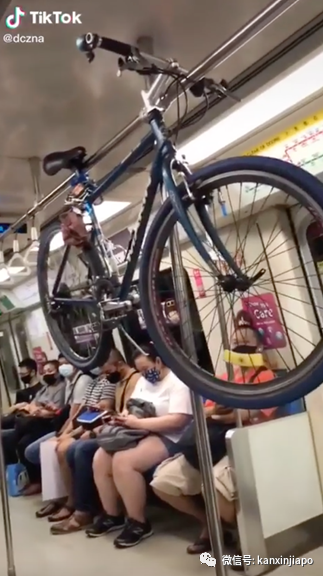 新加坡地鐵奇葩一幕！車廂內高挂腳踏車，男子狂飙粗口警告乘客