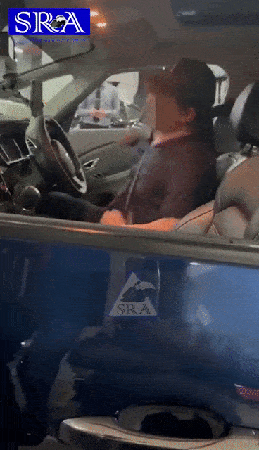 新加坡司机烂醉撞扁摩托，在驾驶座耍酒疯推打警官