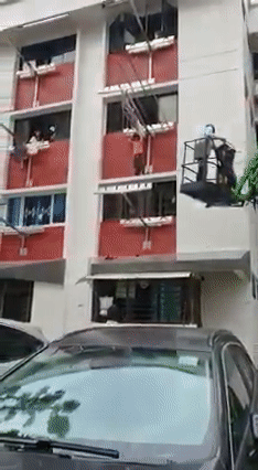 男童爬出窗户，危险站在3楼窗沿，客工用升降机惊险营救