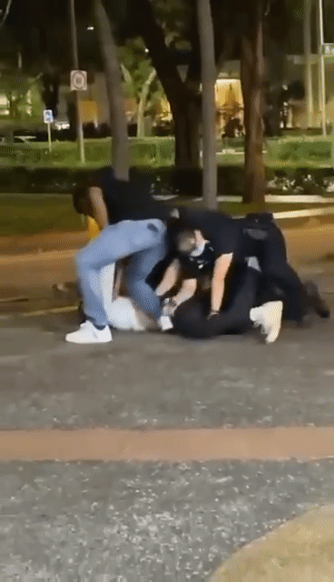 按压在地、猛挥警棍，4青年血流满面！新加坡警方驳斥暴力执法