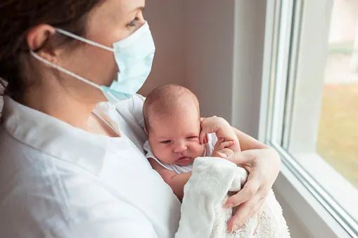 一家三口确诊新冠，夫妻深夜遗弃出生仅25天婴儿