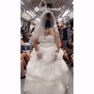 穿婚纱搭地铁不稀奇！新人与宴客曾乘搭列车到婚礼现场