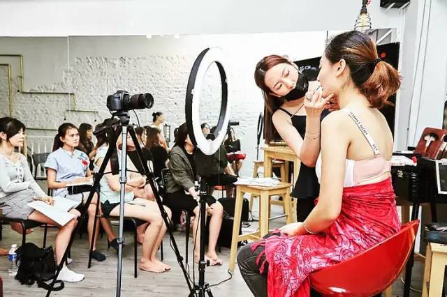 2021年趁著疫情充實自己，跟新加坡明星禦用化妝師們學專業化妝