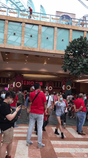 ​壮观~新加坡赌场春节生意火爆，排长龙4个多小时才能进入​