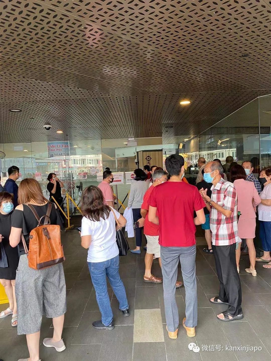 牛车水名牌包包店失火，商场职员称“随时会爆炸！”