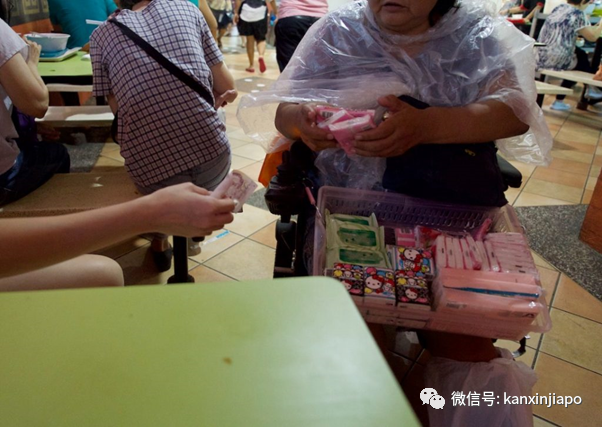 68岁阿婆天天闯义顺十字路口卖纸巾，不买会遭骂！