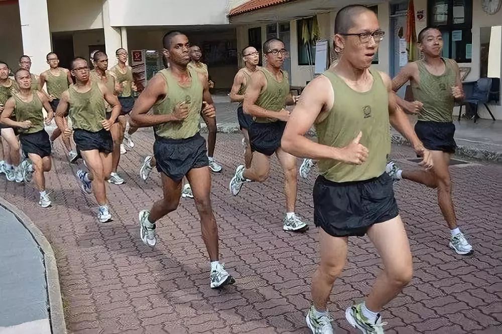一年到公园、商场跳满十次“广场舞”，新加坡战备军人体能训练就算合格