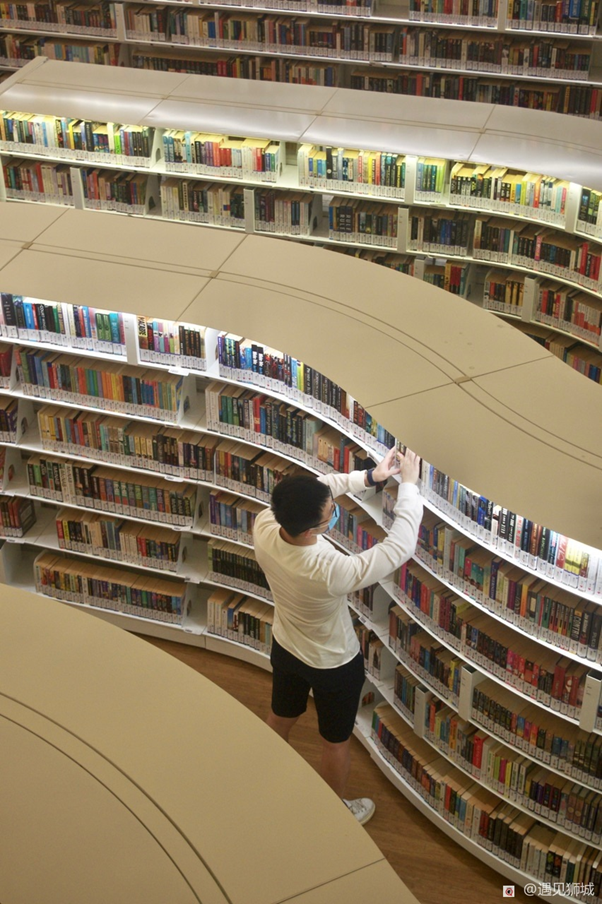 “乌节路这间一定是新加坡公认的网红图书馆！”