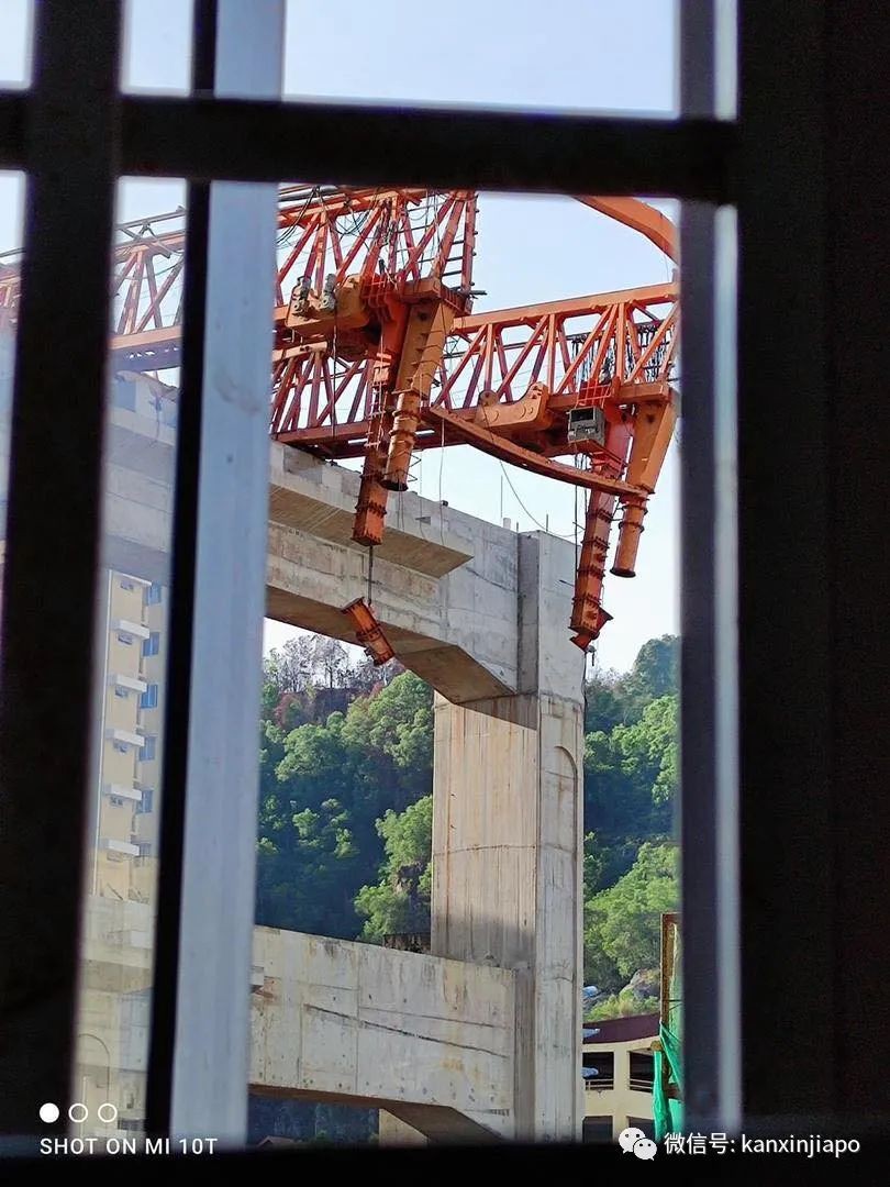 高架桥铁架从40米高空坠下，砸死途径轿车内三名中国籍客工