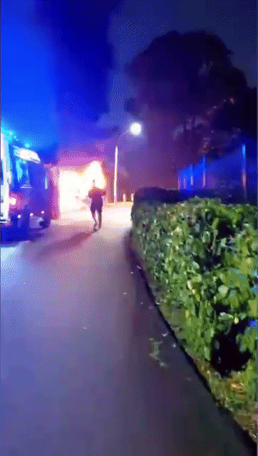 裕廊山严重车祸，货车被熊熊烈火吞噬！7人仓皇跳车