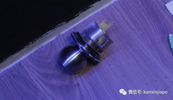 新加坡警方深夜突擊歌廳影片曝光!木門碎裂,把手也掉落在地