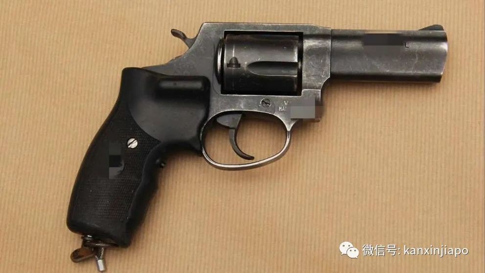 新加坡輔警光天化日之下,持槍打劫貸款公司