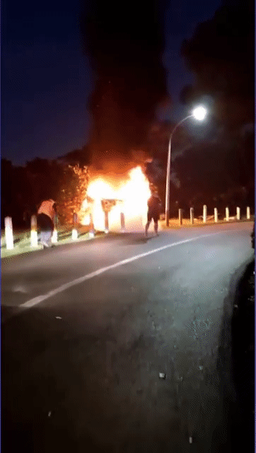 裕廊山严重车祸，货车被熊熊烈火吞噬！7人仓皇跳车
