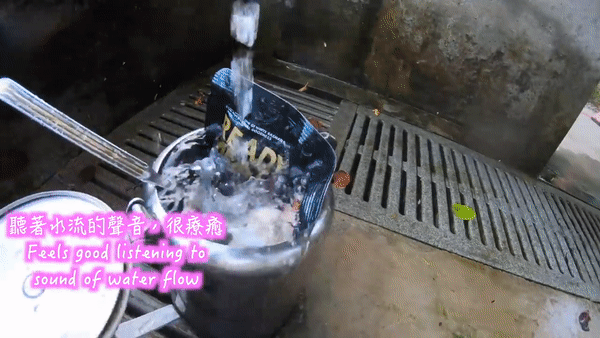 台湾女子用三巴旺温泉水煮鸡翅、泡鸡蛋、加热鸡肉煲仔饭