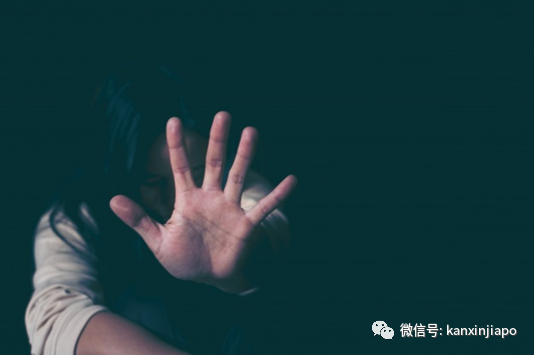 69岁老翁因不满被赶出家门，竟火爆殴打61岁同居女友