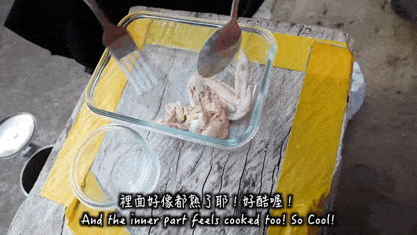 台灣女子用三巴旺溫泉水煮雞翅、泡雞蛋、加熱雞肉煲仔飯
