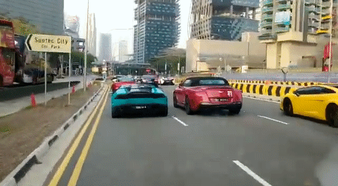跑车扎堆霸占新加坡道路！网友：难道是疯狂亚洲富豪的拍摄现场？