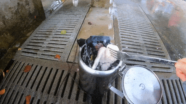 台灣女子用三巴旺溫泉水煮雞翅、泡雞蛋、加熱雞肉煲仔飯