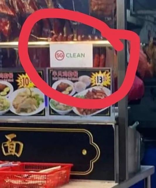 超不卫生！新加坡摊贩竟把生鸡放在又脏又湿的地上……
