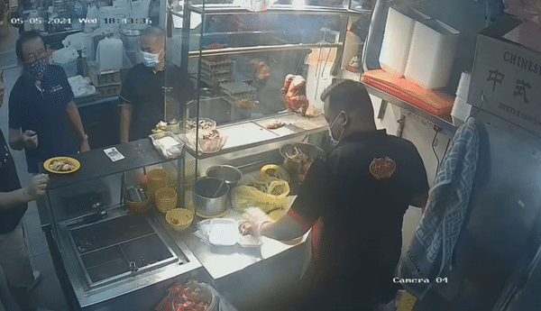 为了一盘鸡饭发飙，新加坡大叔向摊贩怒甩鸡肉