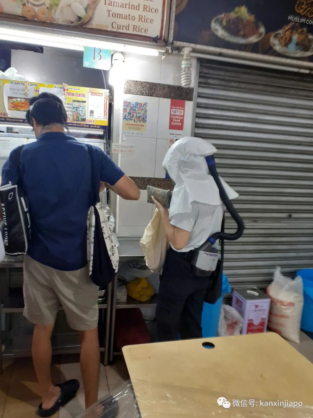 戴上千元的防護具出門,“她是從科幻電影中來到新加坡吧?”