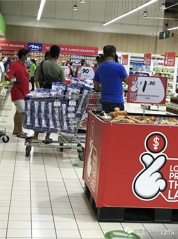 新加坡再次出現搶購廁紙、方便面等物資，超市股價飙漲11%