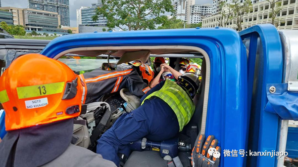 裕廊严重车祸，罗厘车头撞扁！司机受困驾驶座，动弹不得