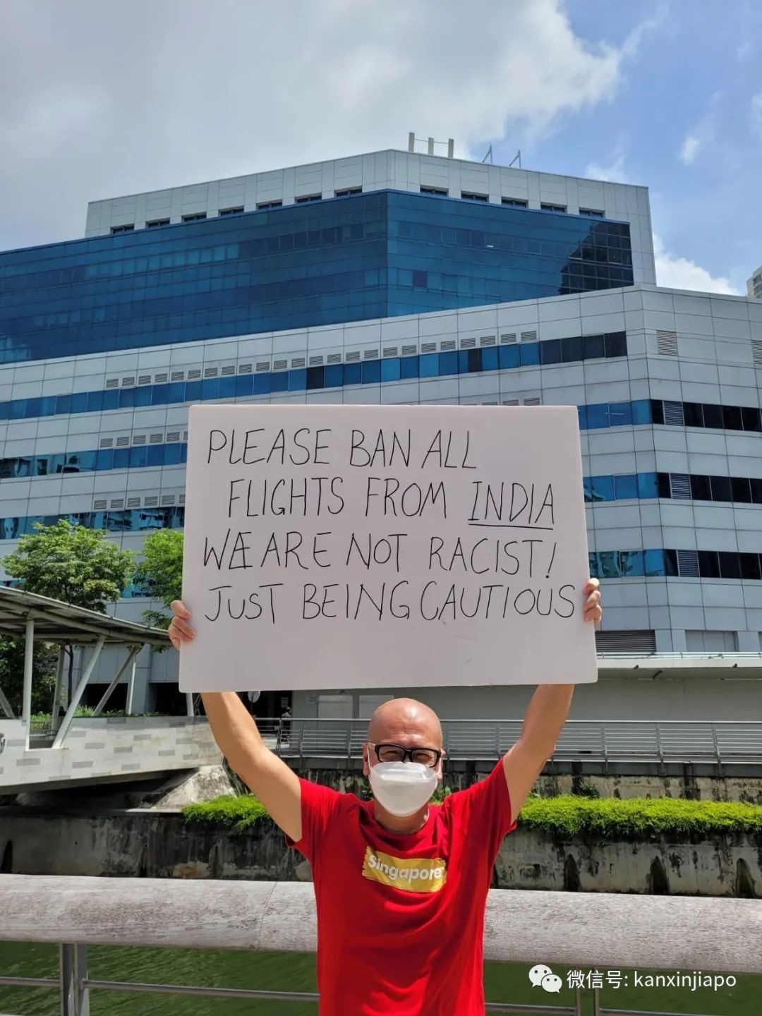 印度新冠破2030万例！男子在ICA外举牌“禁止所有印度航班”