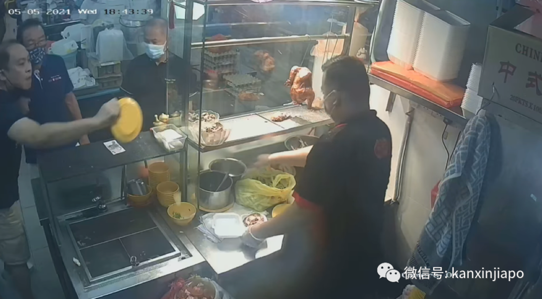 为了一盘鸡饭发飙，新加坡大叔向摊贩怒甩鸡肉