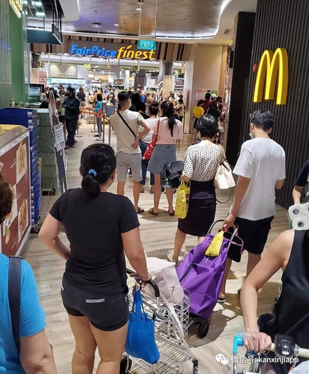 新加坡再次出现抢购厕纸、方便面等物资，超市股价飙涨11%