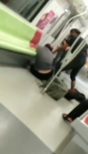 新加坡地铁出现暴力事件！黑衣男在众目睽睽之下暴打乘客