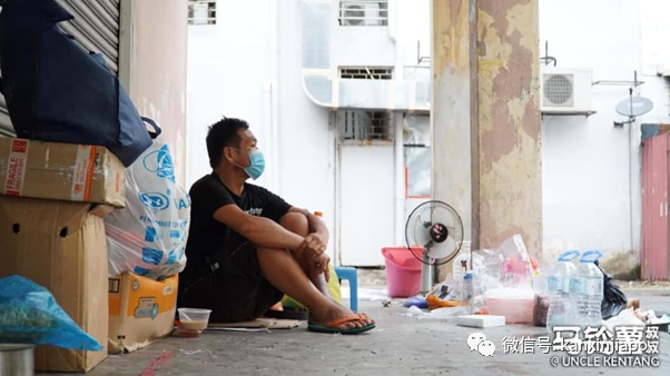 无力支付房租，夫妻流落街头被老鼠咬
