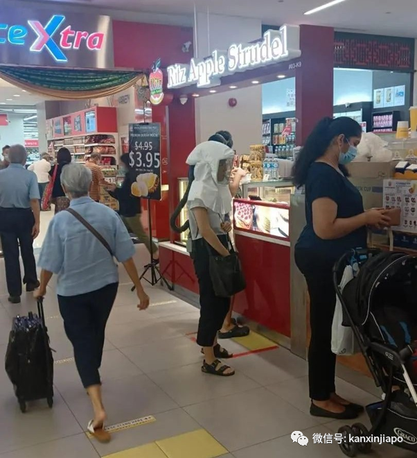 戴上千元的防護具出門,“她是從科幻電影中來到新加坡吧?”