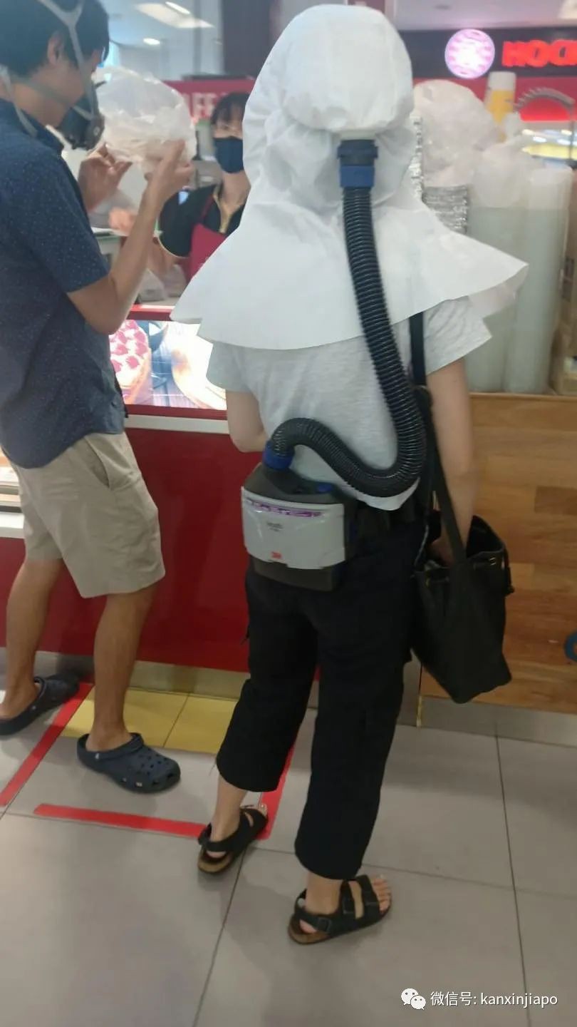 戴上千元的防護具出門,“她是從科幻電影中來到新加坡吧?”