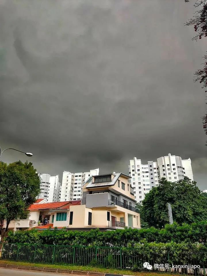 震撼！黑雲壓城，新加坡上空現閃電特效大片