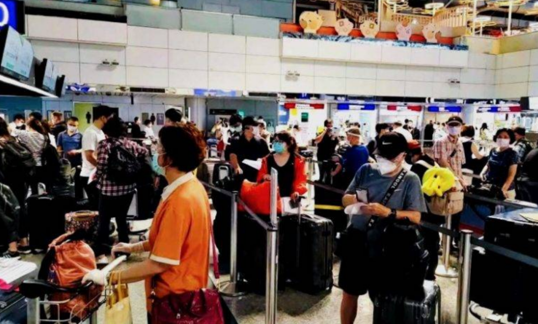 台湾疫情大爆发!民众上街呼吁学习新加坡抗疫经验