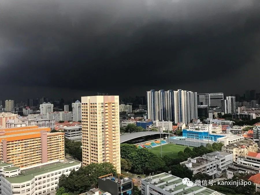 震撼！黑云压城，新加坡上空现闪电特效大片