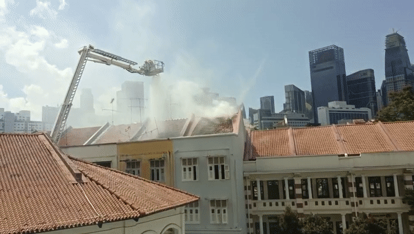 剛剛!新加坡市中心發生火災,至少5輛消防車出動