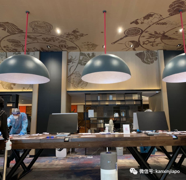 从伦敦飞13小时航程同排者确诊后，我在新加坡被这样安排