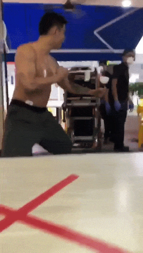 激烈對峙!新加坡無罩男大膽襲警,被電擊制伏