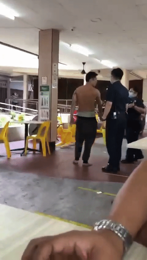 激烈对峙！新加坡无罩男大胆袭警，被电击制伏