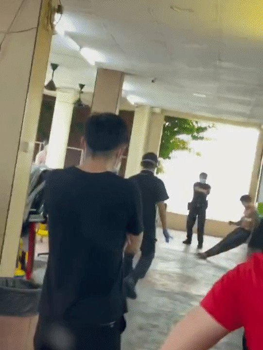激烈对峙！新加坡无罩男大胆袭警，被电击制伏