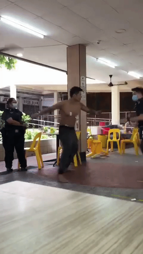 激烈對峙!新加坡無罩男大膽襲警,被電擊制伏
