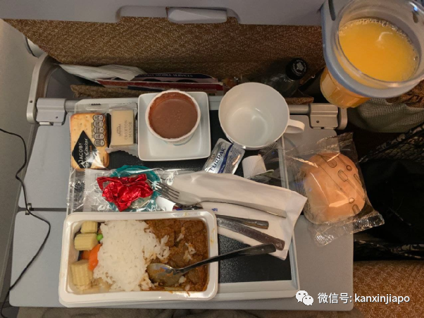 从伦敦飞13小时航程同排者确诊后，我在新加坡被这样安排
