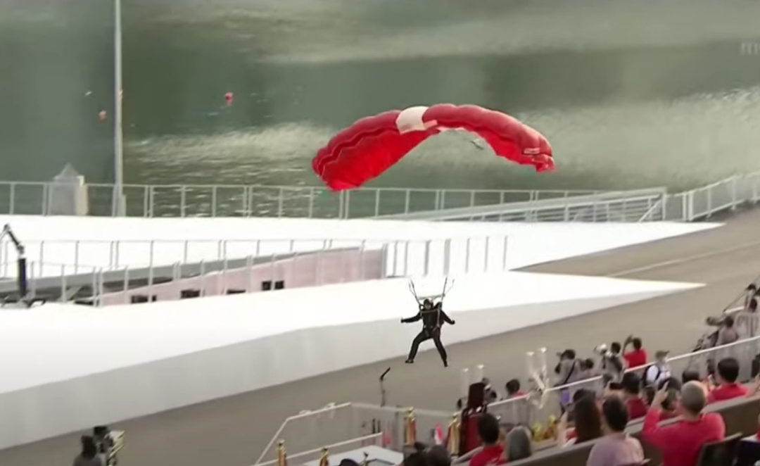 新加坡國慶煙花燃爆夜空!空軍戰機出動、精銳傘兵空降,舉國同歡共慶