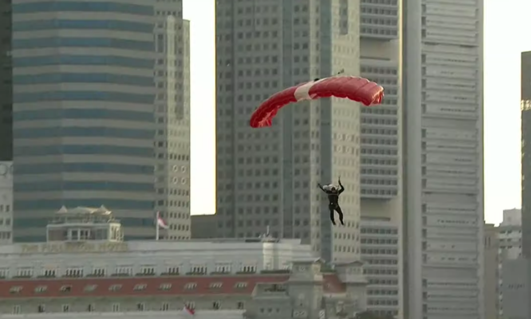 新加坡國慶煙花燃爆夜空!空軍戰機出動、精銳傘兵空降,舉國同歡共慶