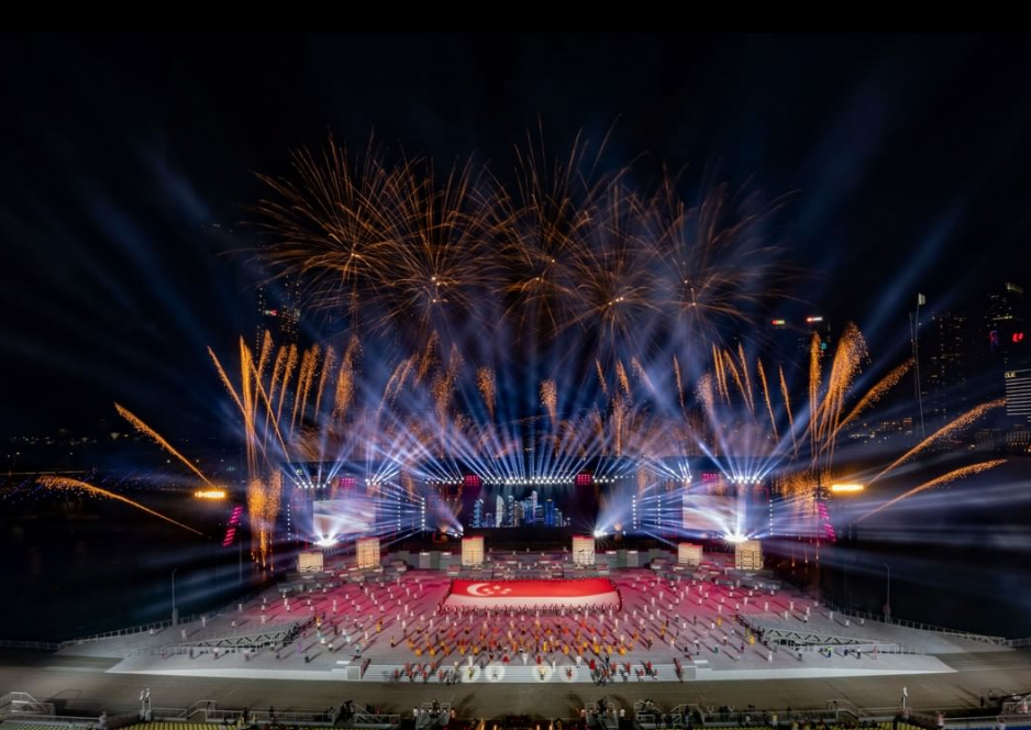 新加坡國慶煙花燃爆夜空!空軍戰機出動、精銳傘兵空降,舉國同歡共慶