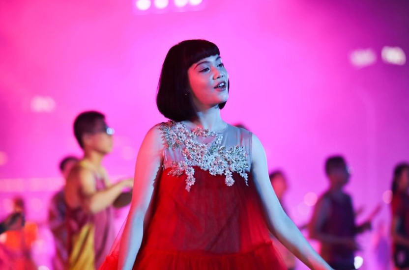 新加坡國慶煙花燃爆夜空!空軍戰機出動、精銳傘兵空降,舉國同歡共慶